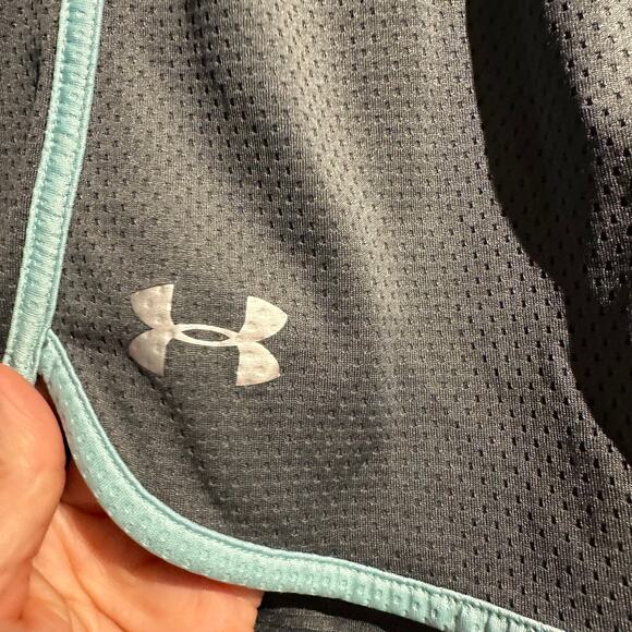 Ladies Under Armor Size XS Short Micro Workout Short Gray with Sea Green Trim - Picture 3 of 6
